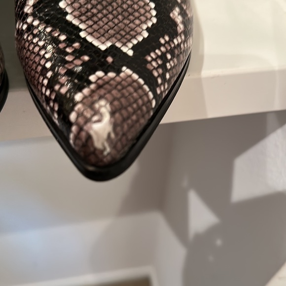 Blondo Emelia Snakeskin Print Waterproof Pointed Toe Booties Boots Shoes Snake - Picture 6 of 11